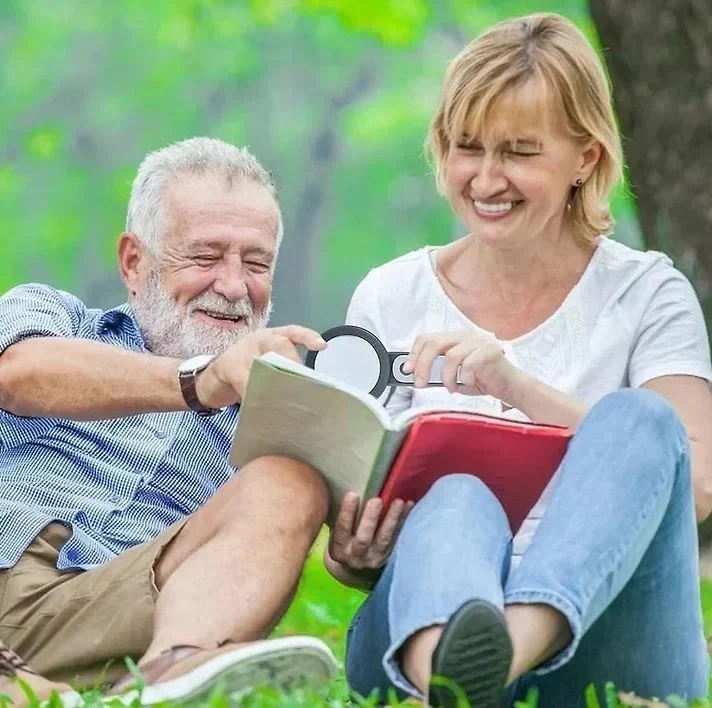 30x Magnifier for Seniors with Bright LED Illumination - Image 2