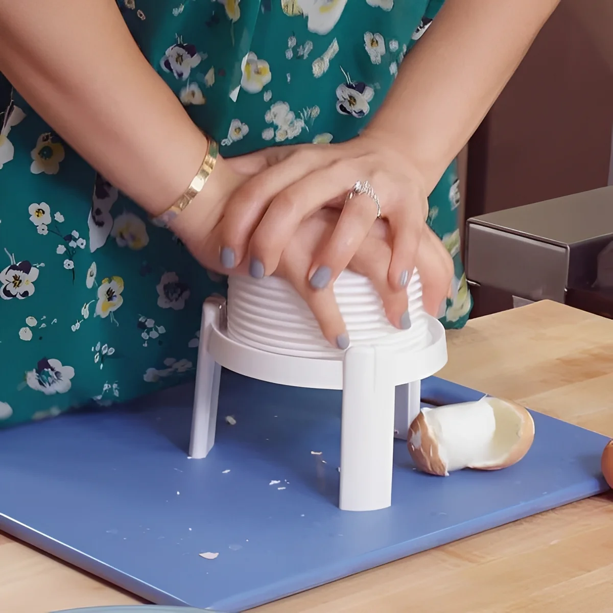 Manual Egg Peeler Tool, Press and Release Shell Remover for Hard Boiled Eggs - Image 3